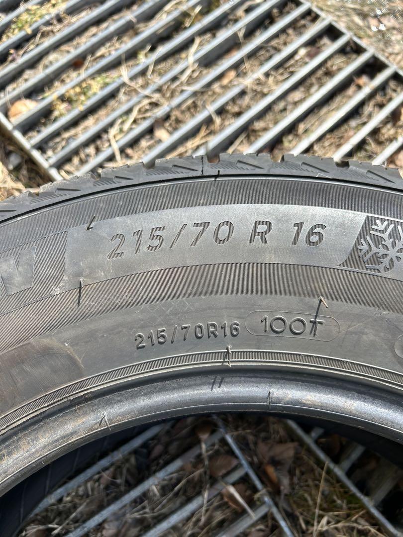 ①スタッドレスタイヤ 215/70R16 4本セットのうちの２本　1/2