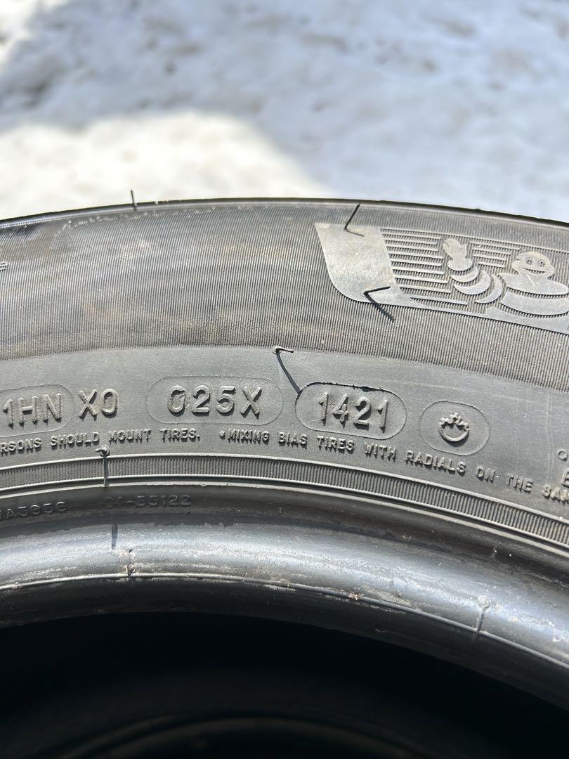 ①スタッドレスタイヤ 215/70R16 4本セットのうちの２本　1/2