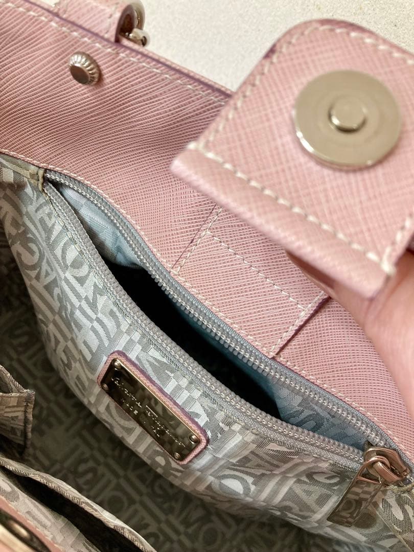 春夏はもちろん冬の差し色にも！フェラガモの可愛らしいベビーピンク♡ハンドバッグ