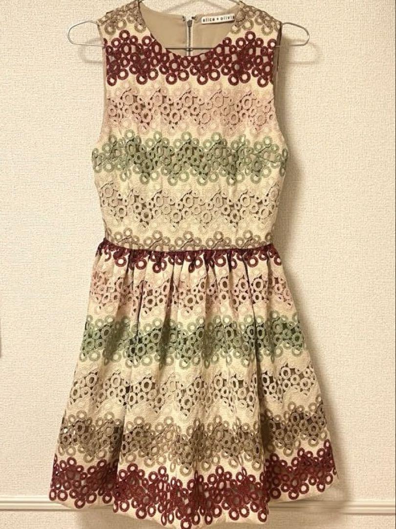 アリス➕オリビア　レース刺繍ベージュドレス