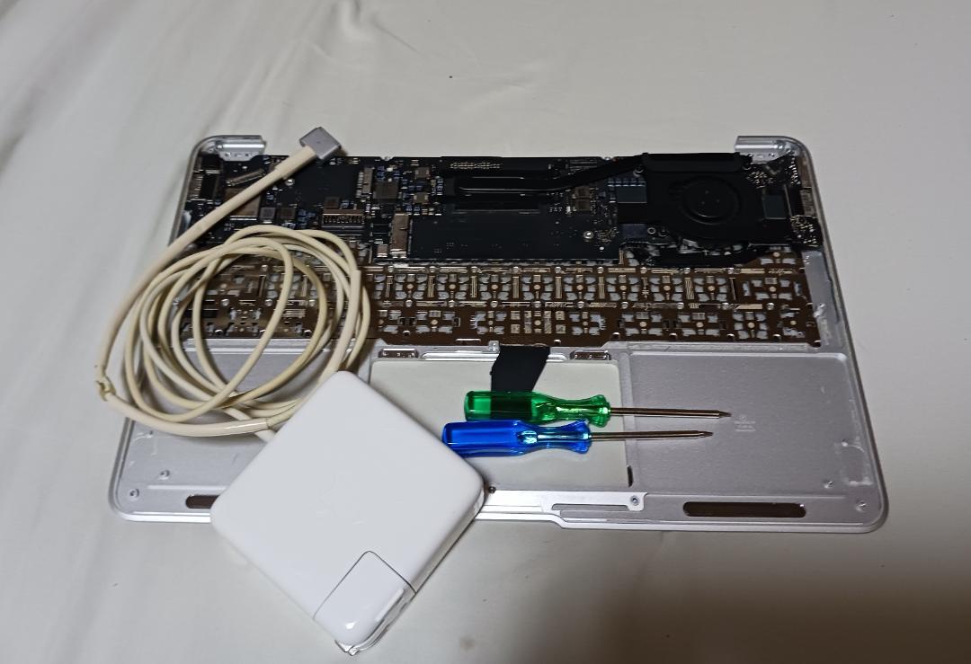 MacBook Air 11インチ　A1465　難あり バッテリー起動可能