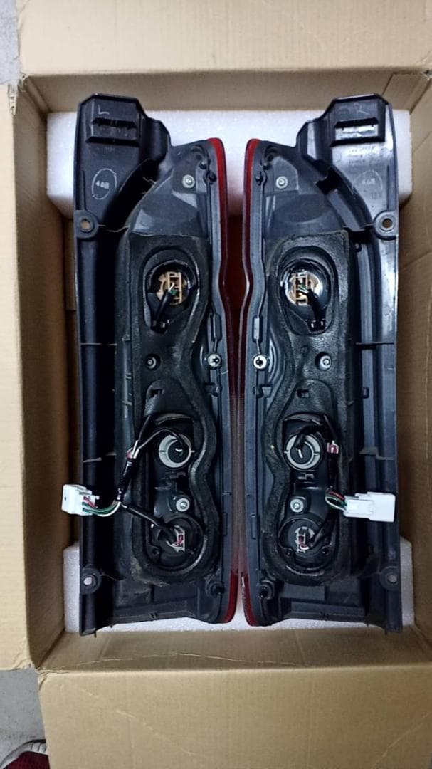 200系ハイエースバン S-GL 純正クリスタルコンビテール 左右 新車外し品