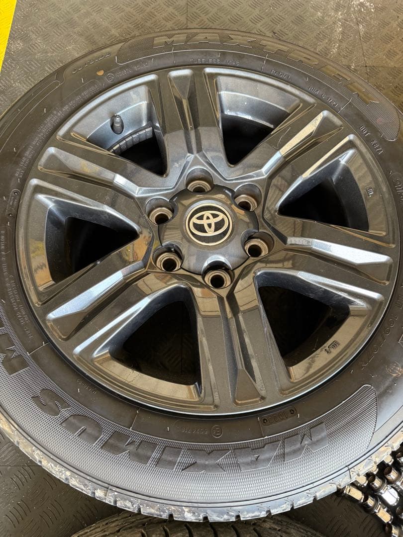 TOYOTAハイラックス純正ホイールタイヤ17インチトヨタ純正ナット付