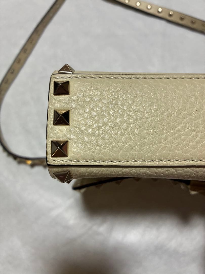 Valentino アイボリー スタッズ ヴァレンティノショルダーバッグ Valentino アイボリー スタッズ ヴァレンティノショルダーバッグ