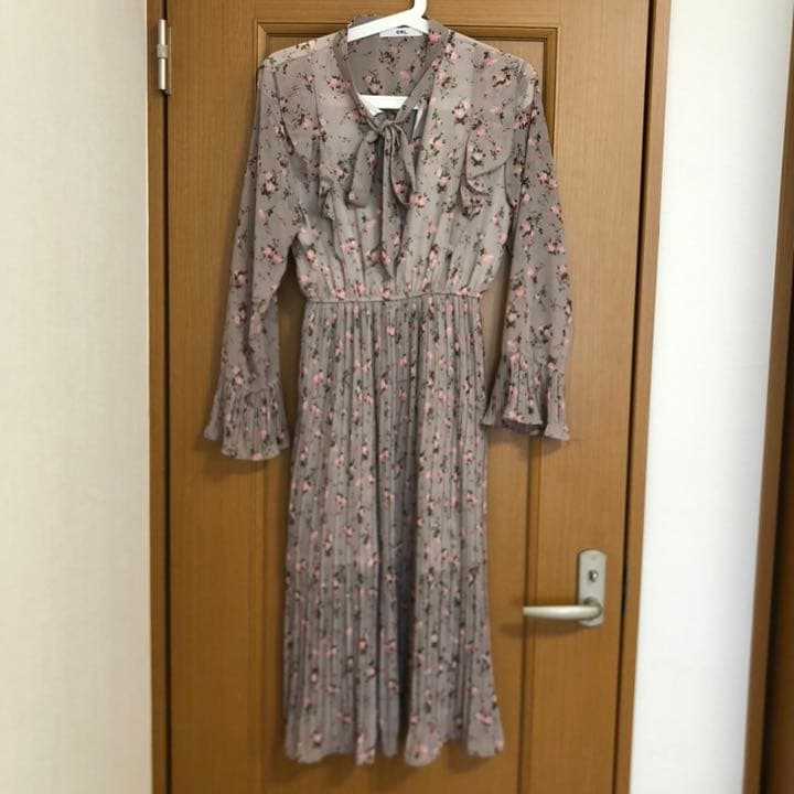 メルカリ Grl グレイル ボウタイ付きフリル切替プリーツ花柄ワンピース ロングワンピース 1 500 中古や未使用のフリマ