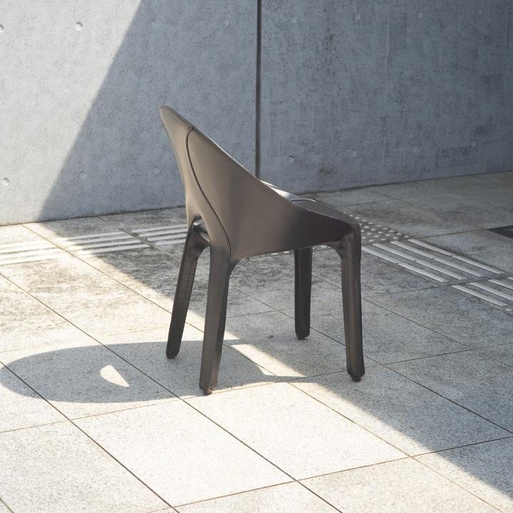 カッシーナ(Cassina)マリオ・ベリーニ デザインLira（リラチェア） カッシーナ マリオベリーニ / リラ レザーチェア 革の剥がれ塗装