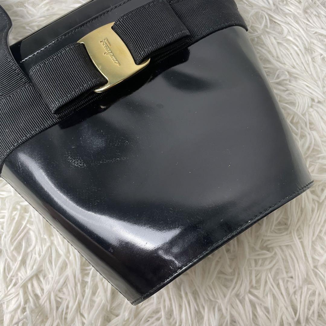 美品✨サルヴァトーレフェラガモ ハンドバッグ ヴァラ パテントレザー ブラック