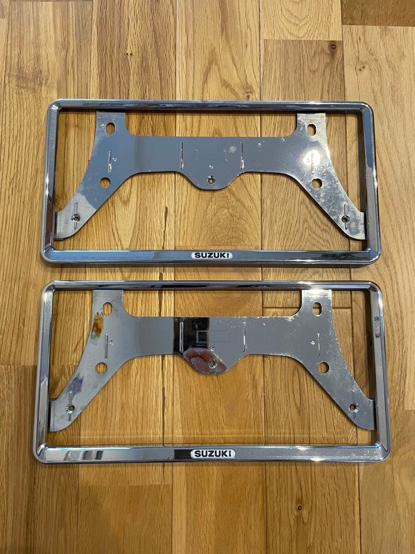 【スズキ純正】ナンバーフレーム　フロントu0026リヤ2枚セット］