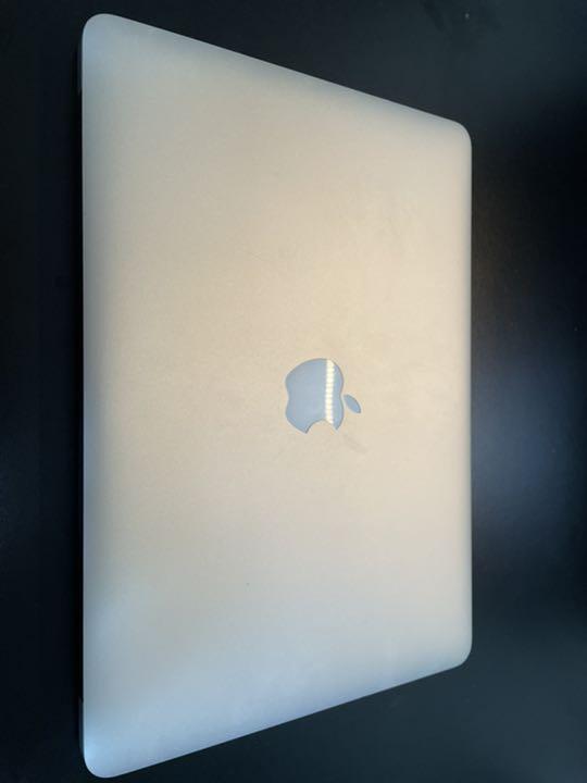 2015年に購入したMacBookAirになります。