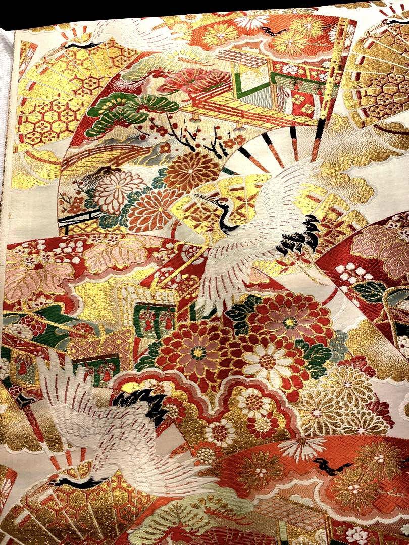 金色の扇子と菊、鶴、御所車が織り込まれた丸帯、西陣織の反物