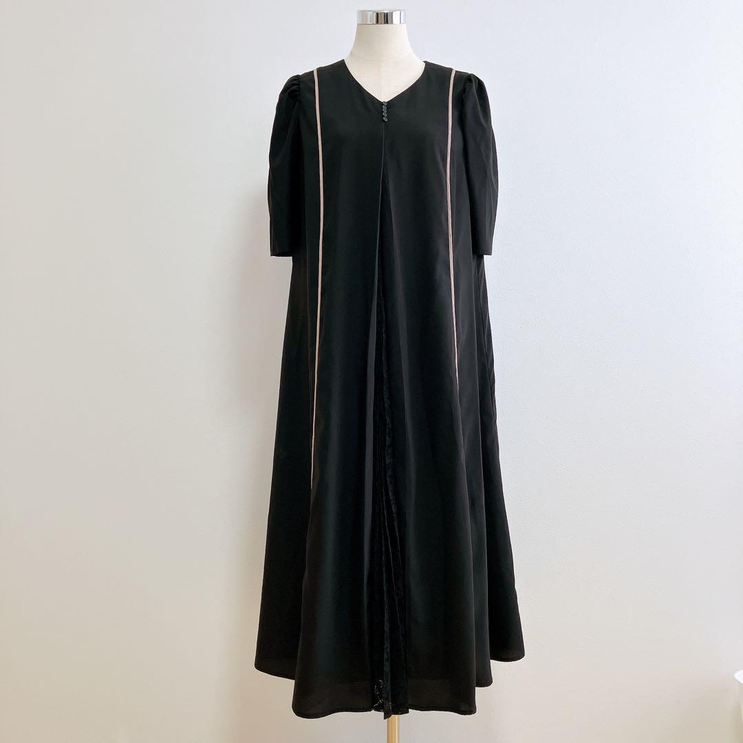 カラルス　ブラック　フロントレースプリーツ切替Vネックデザインワンピースドレス