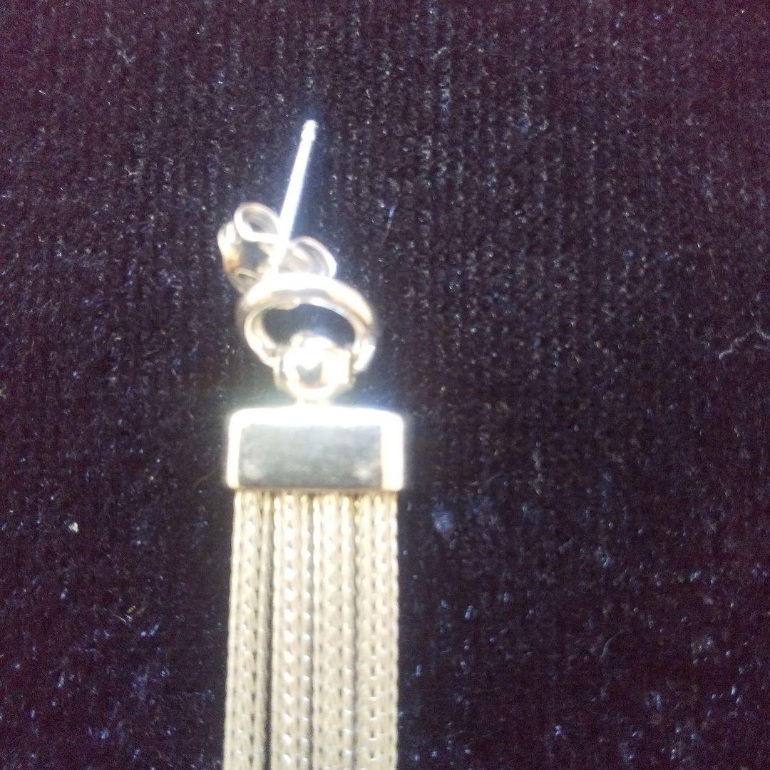 タッセルデザインの金属製ピアス