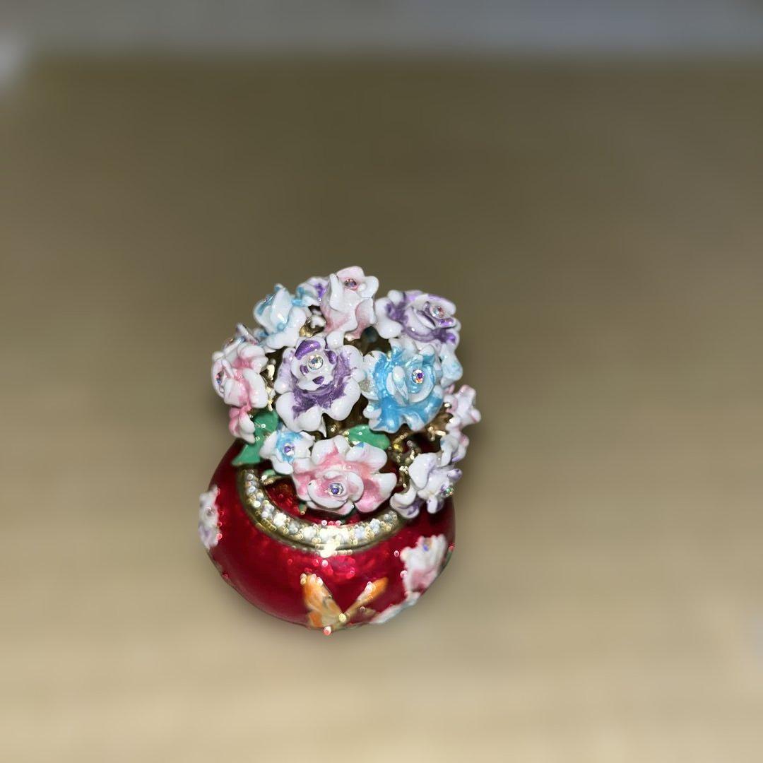 赤い花の陶器オブジェ