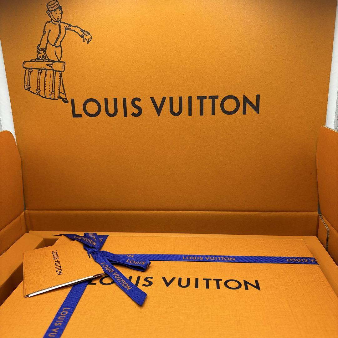 卍 LOUIS