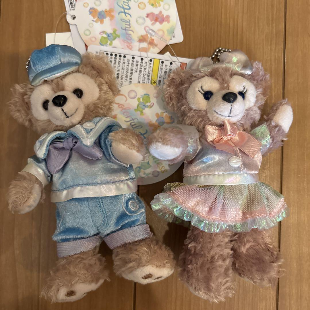 ダッフィー　シェリーメイ　 ぬいば　カラフルハピネス 新品】ダッフィー&シェリーメイ 20周年 ぬいぐるみバッジ