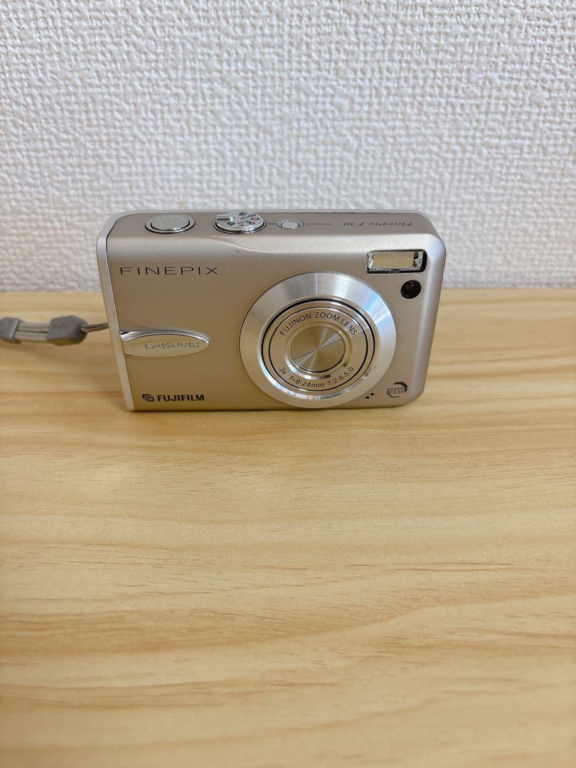 。FUJIFILM FINEPIX F30 デジタルカメラ