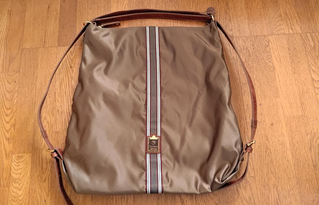 トリュフグレージュのナイロン ショルダーバッグ(大)