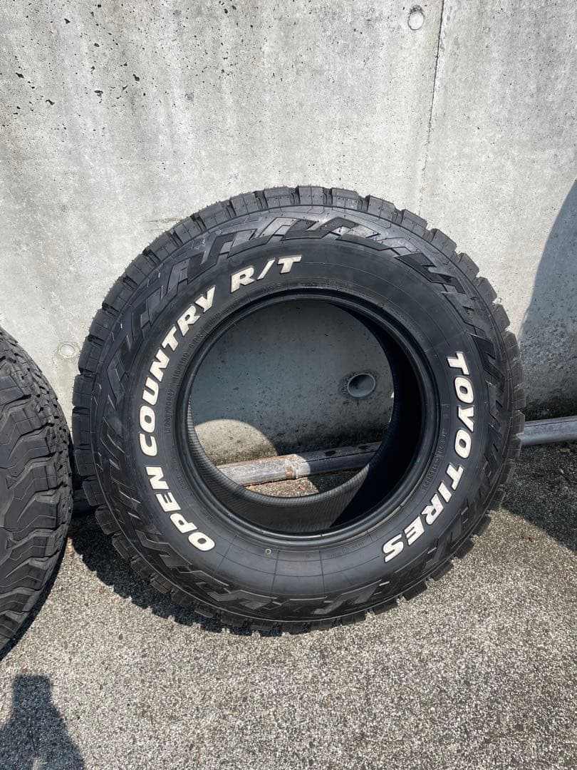 送料込みTOYO OPEN COUNTRY R/T285/70r17未使用品１本