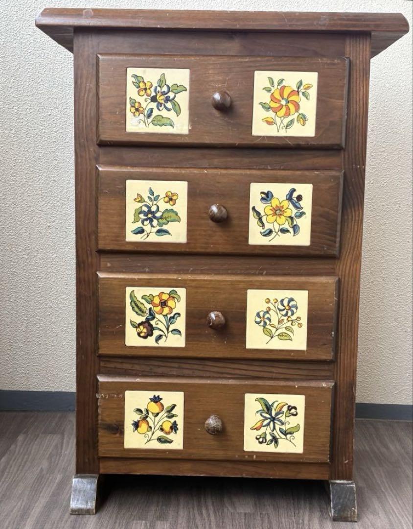 北欧レトロ 花柄タイル張り 木製チェスト 4段タンス カントリー 古家具 ✴︎北欧レトロ ✴︎花柄タイル張り中古 木製チェスト 4段タンス