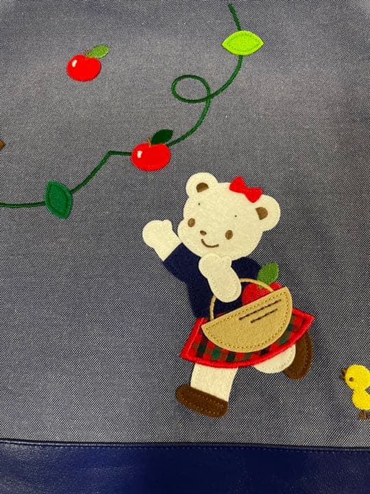 ファミリア×イカリコラボ新品未開封レア商品の子供用エプロン！ ファミリア」が「ビビィ」と初コラボ 大人可愛い全5アイテムをライン