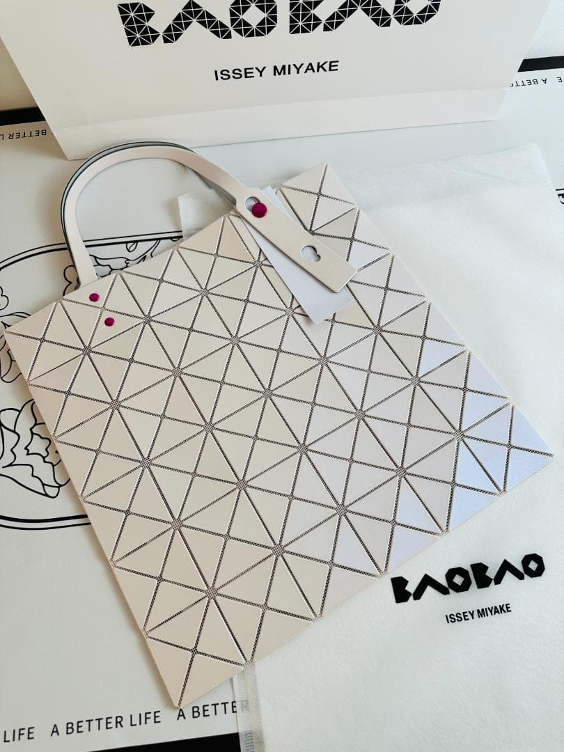 【美品】BAOBAO ISSEY MIYAKE ハンドバッグ 白色とピンク色 【美品】BAOBAO ISSEY MIYAKE ハンドバッグ 白色とピンク色