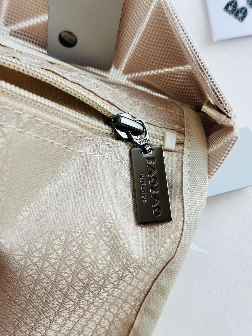 【美品】BAOBAO ISSEY MIYAKE ハンドバッグ 白色とピンク色 【美品】BAOBAO ISSEY MIYAKE ハンドバッグ 白色とピンク色