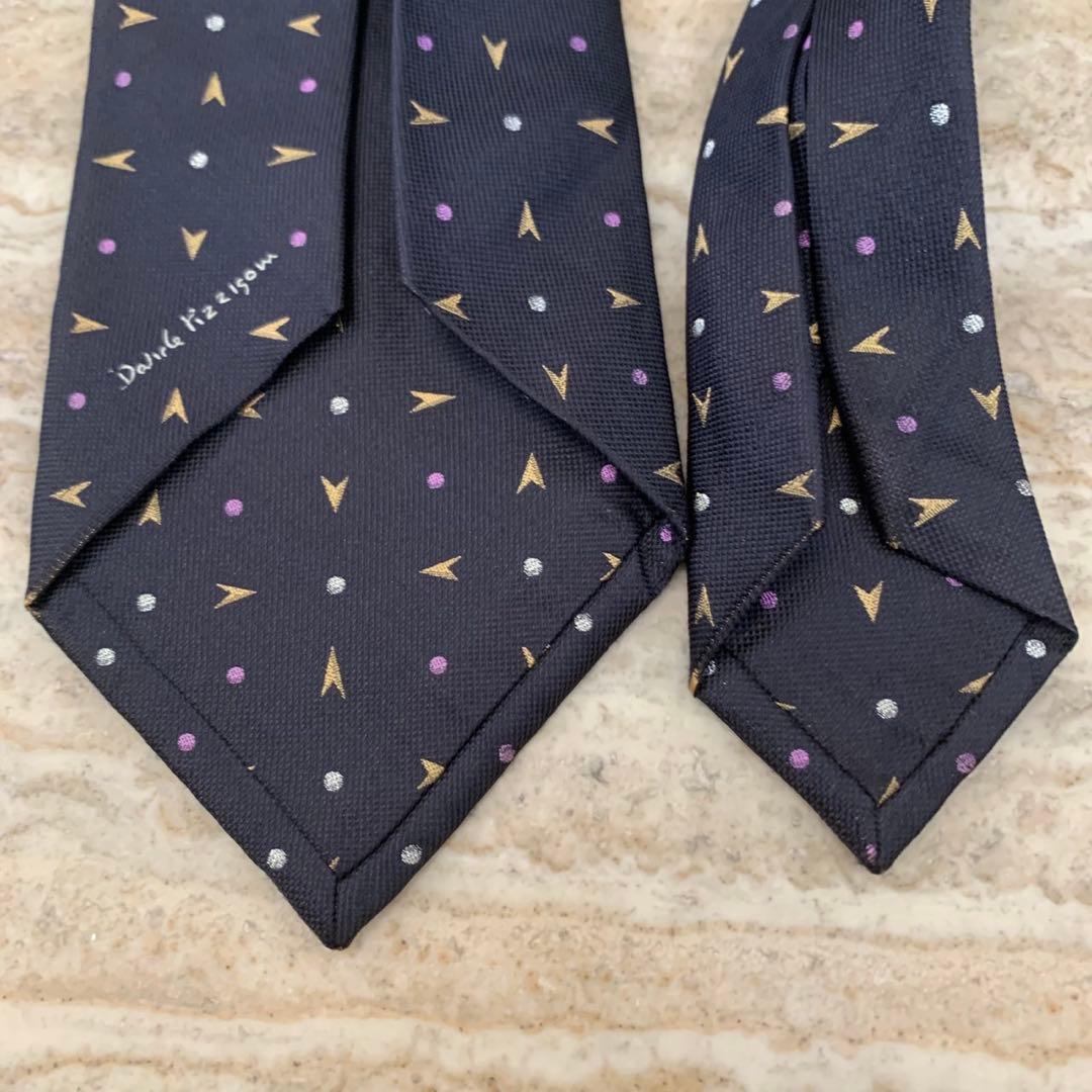 新作もいち早くお手元に！ N103 ブルガリ セッテピエゲ 総柄 ブラック ネクタイ メンズBVLGARI 改良版入荷！