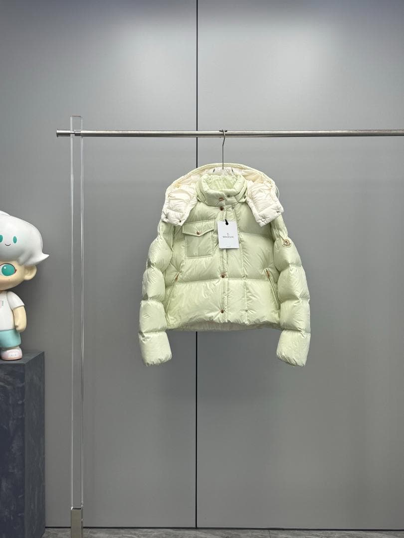 MONCLER 淡い緑 フード付きダウンジャケット