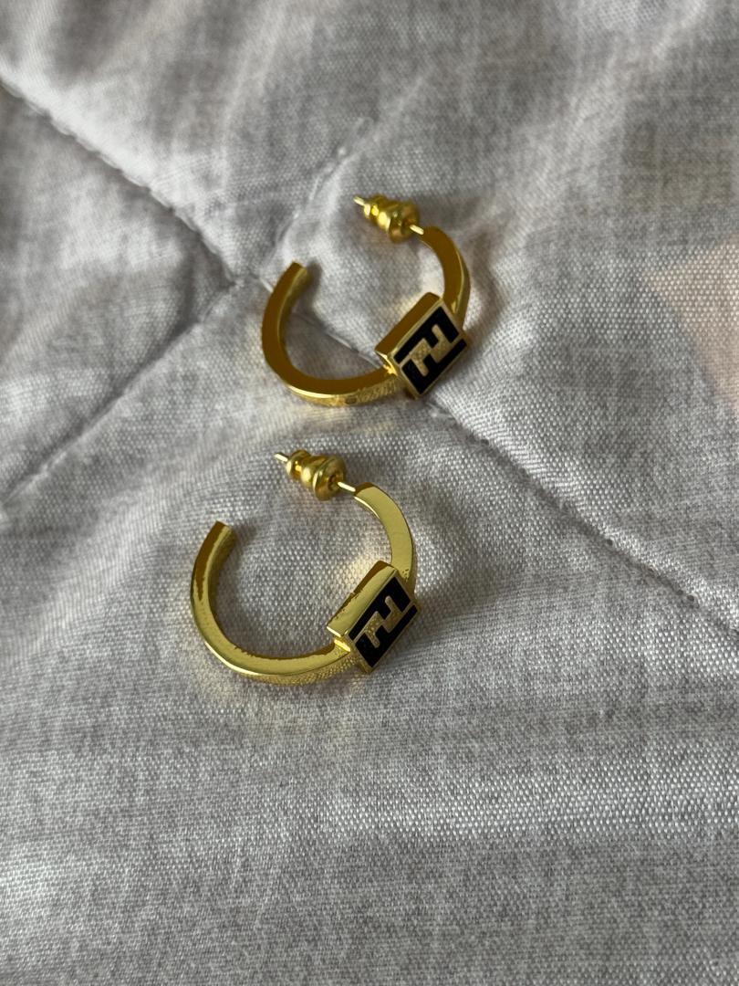 早い者勝ち Fendi ゴールド ロゴ フープピアス