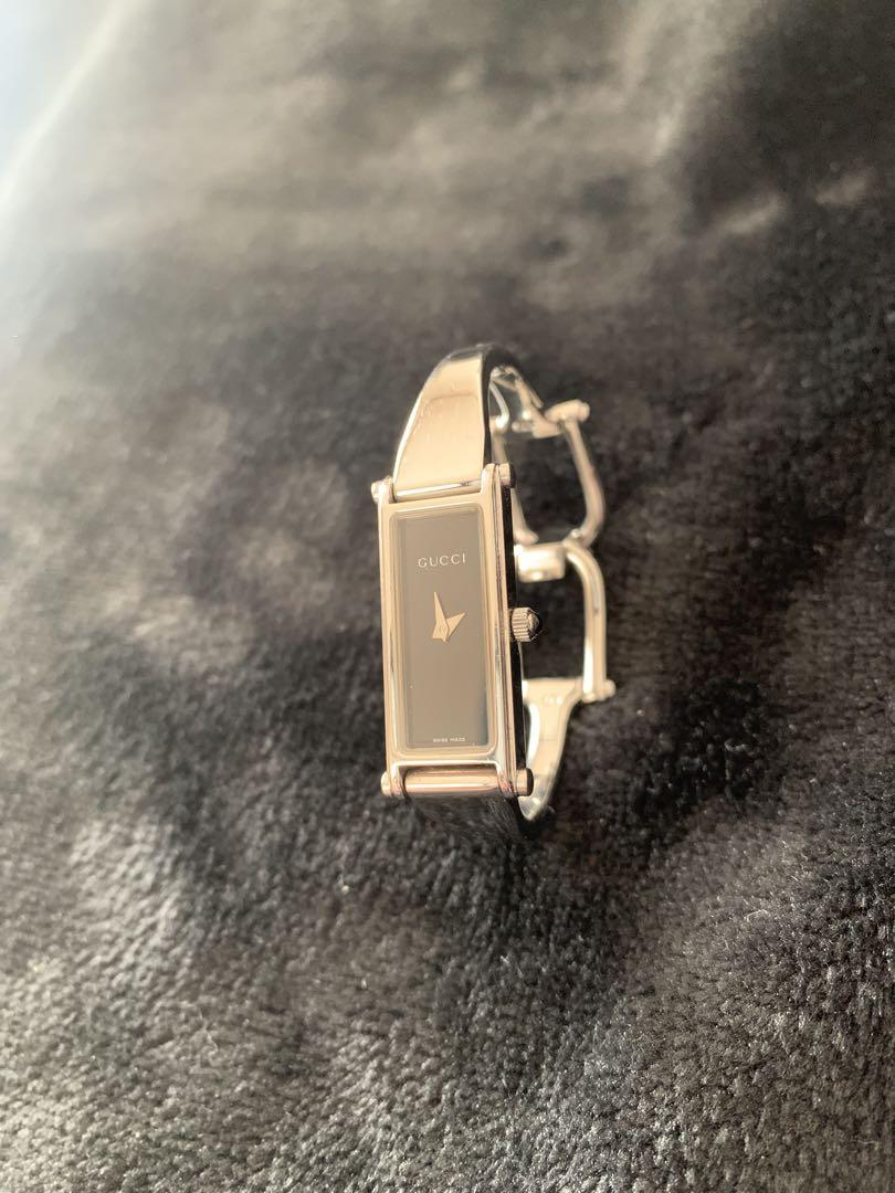 . GUCCI バングルウォッチ　文字盤ブラック