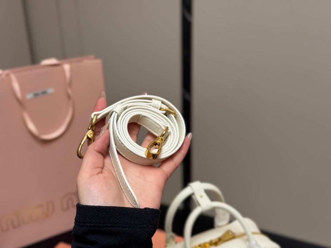 新品 未使用miumiu ハンドバッグ 23cm ホワイト