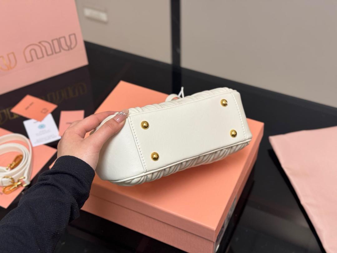 新品 未使用miumiu ハンドバッグ 23cm ホワイト