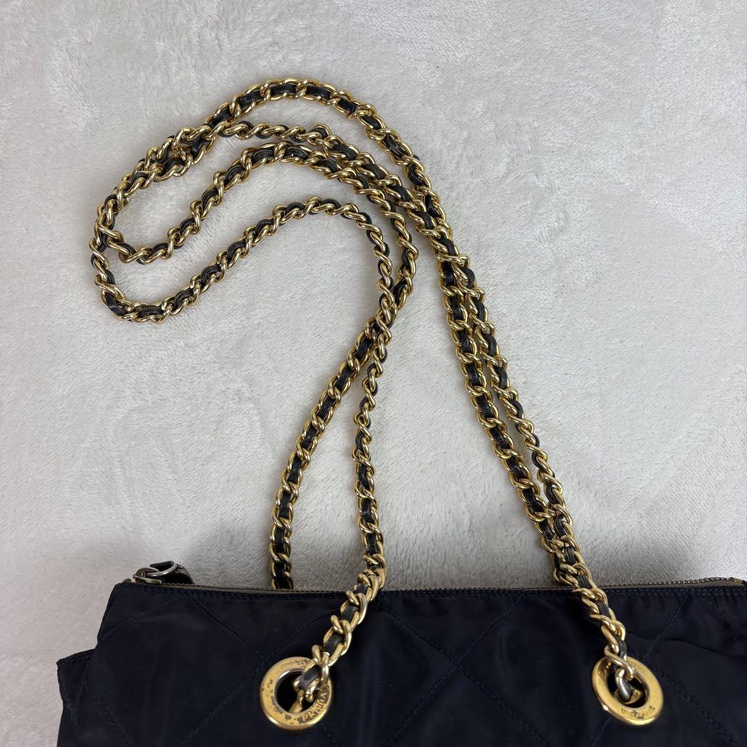 【美品】プラダ チェーンショルダーバッグ 三角ロゴプレート キルティング 白タグ