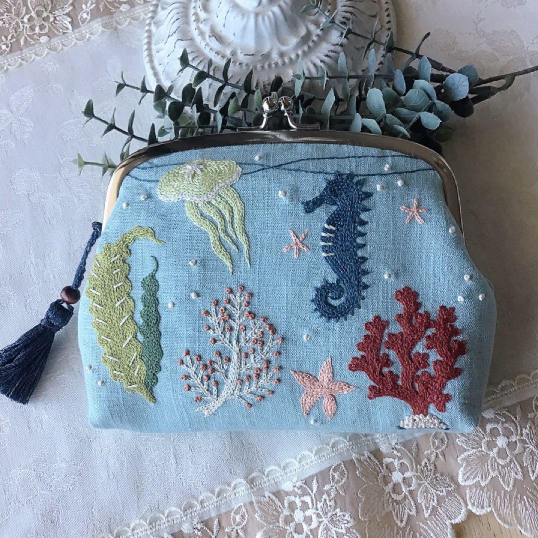 珊瑚の森のがま口ポーチ　手刺繍　ハンドメイド