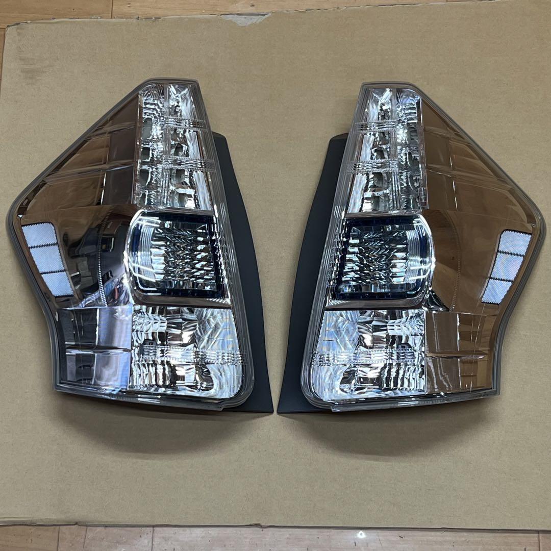 プリウスα 前期 純正 テール 左右 非 寒冷地 セット 美品 画像1