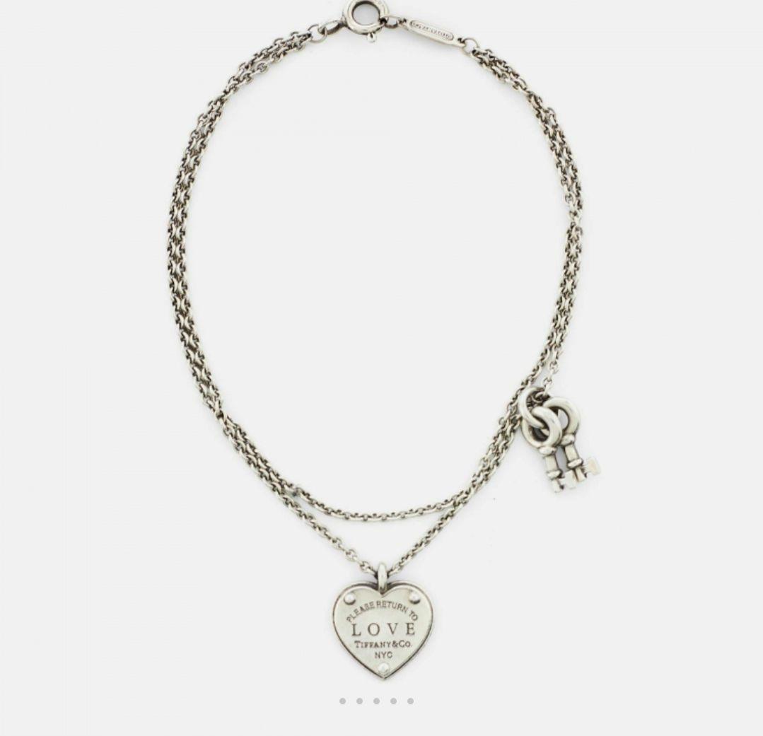 Tiffany & Co. 花形レザーキーホルダー
