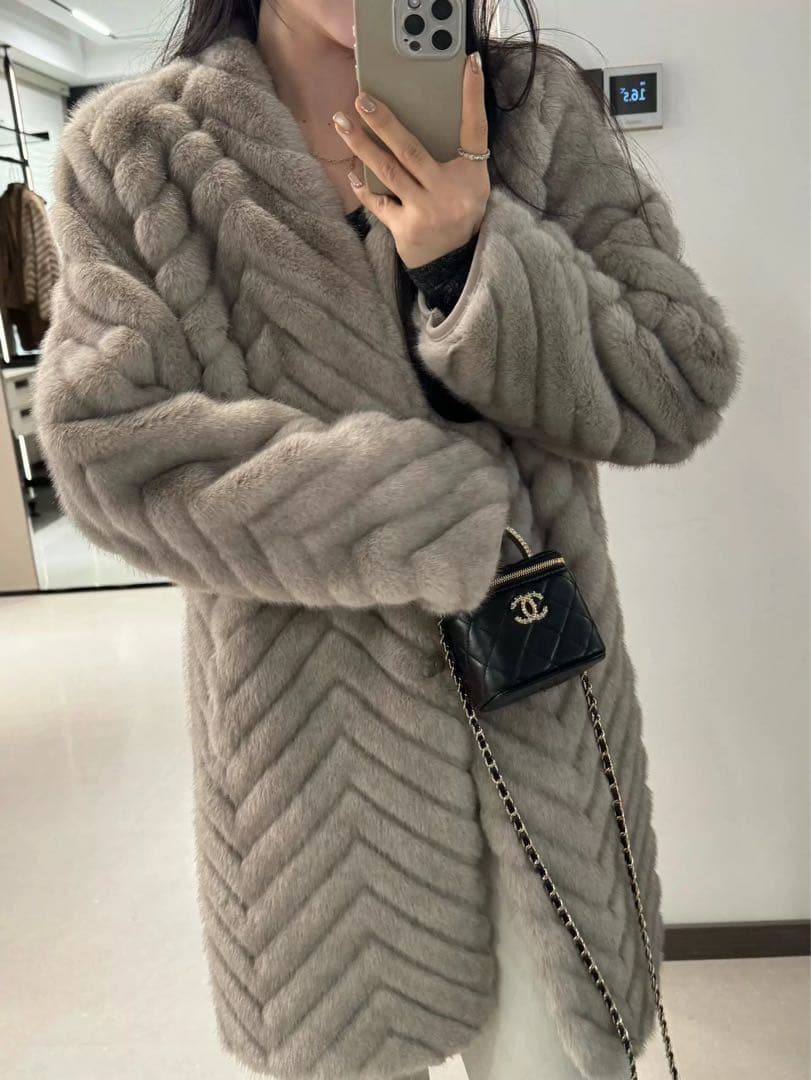 【新品未使用】ヘリンボーンコート エコファー ミドル丈 ミンク風アウター 【新品未使用】ヘリンボーンコート エコファー ミドル丈 ミンク風アウター