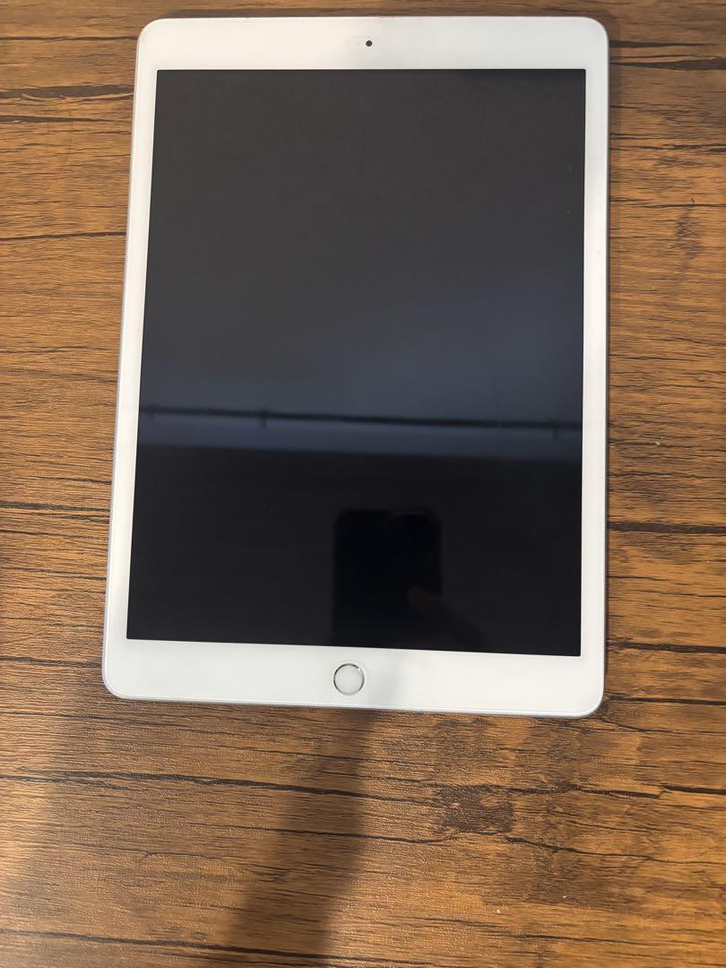 Apple iPad シルバー 本体　第7世代　Wi-Fiモデル　32GB