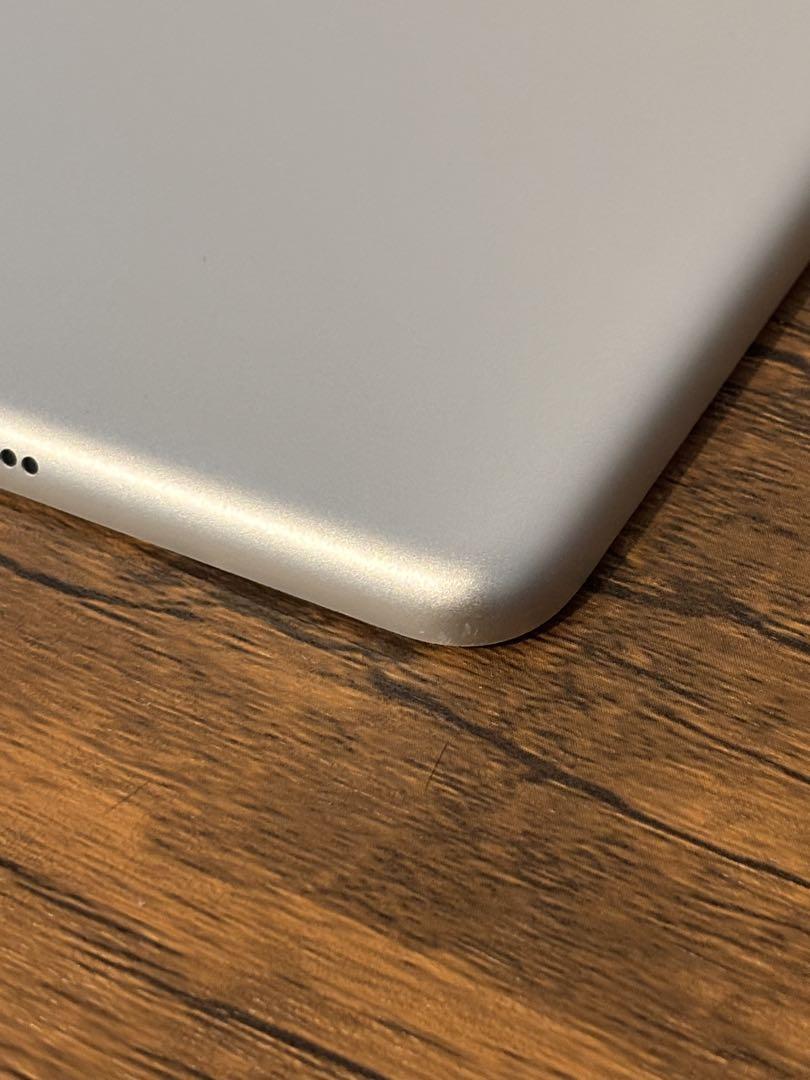 Apple iPad シルバー 本体　第7世代　Wi-Fiモデル　32GB