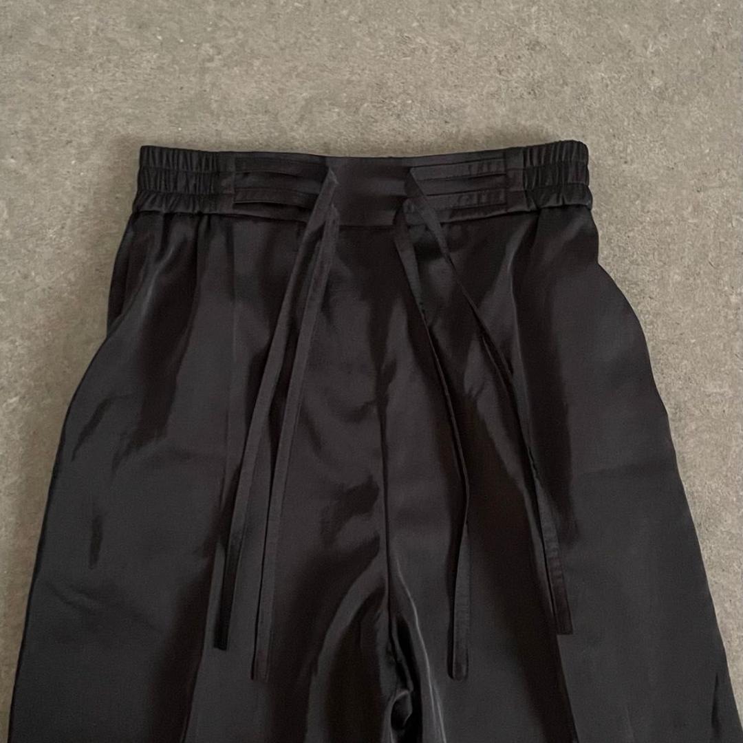ヨリ　ワイドパンツ　レーヨン　ウエストゴム　光沢感　日本製　上品　黒　34