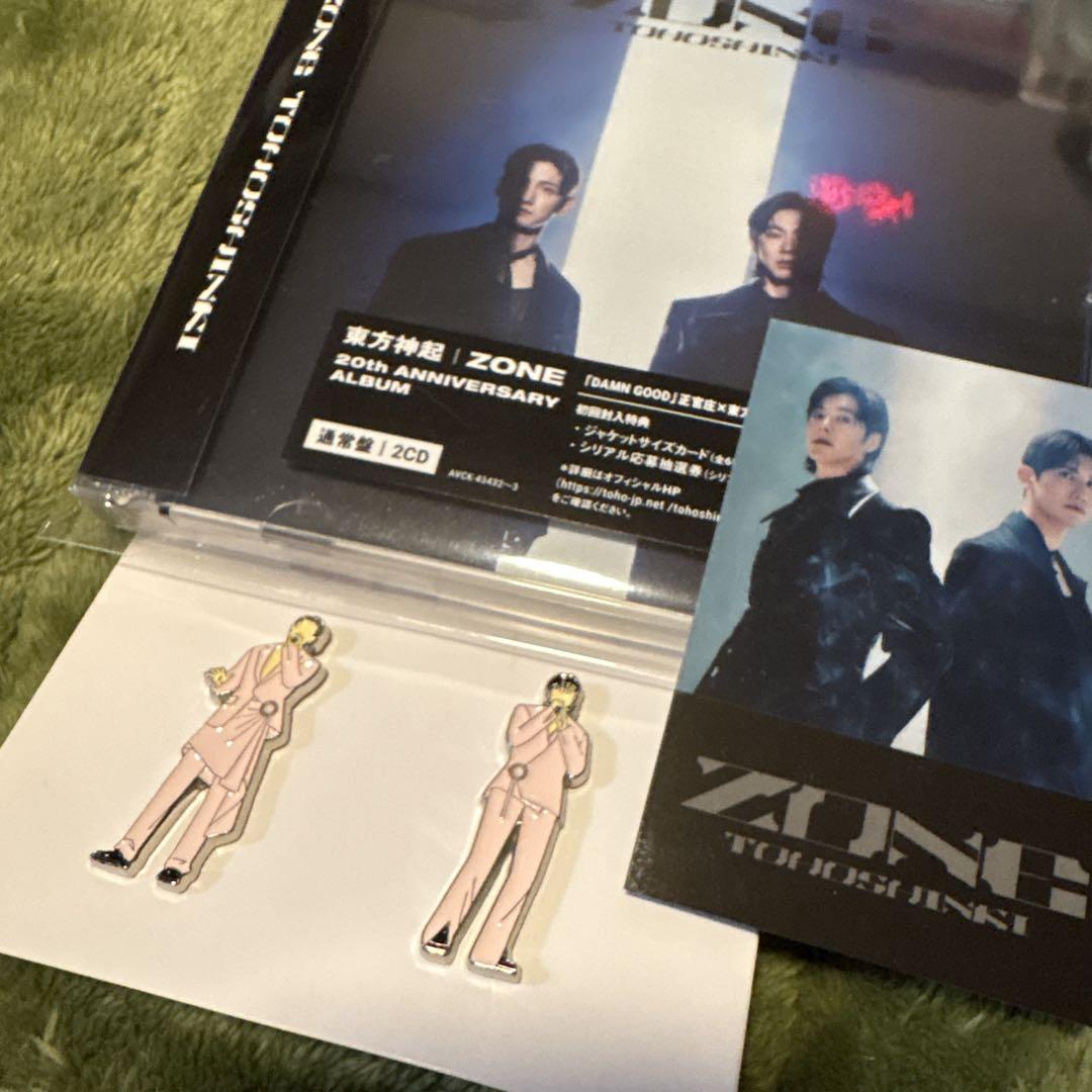 東方神起 20周年記念アルバムZONE 通常版　ニコイチピンズ