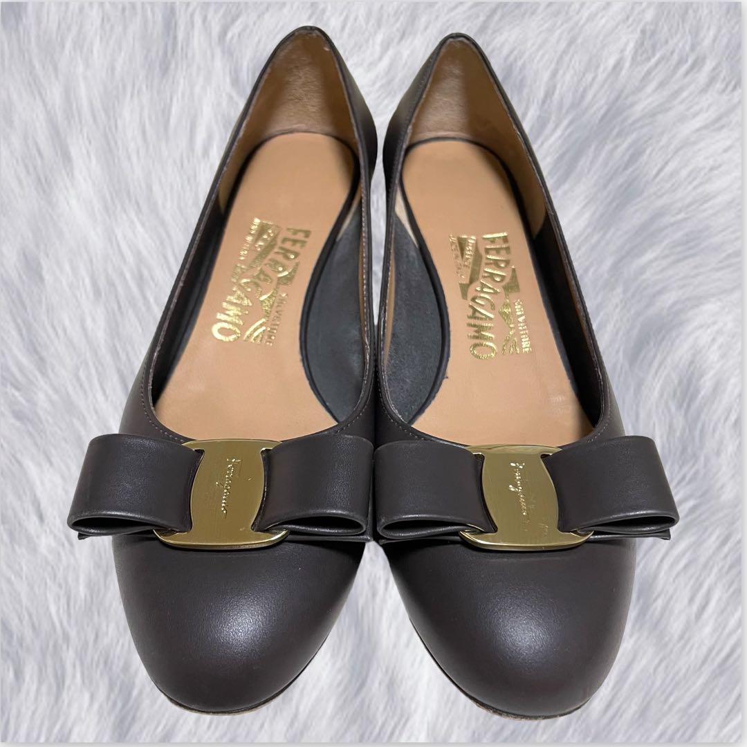 【Salvatore Ferragamo】美品フェラガモ ヴァラリボン ゴールド