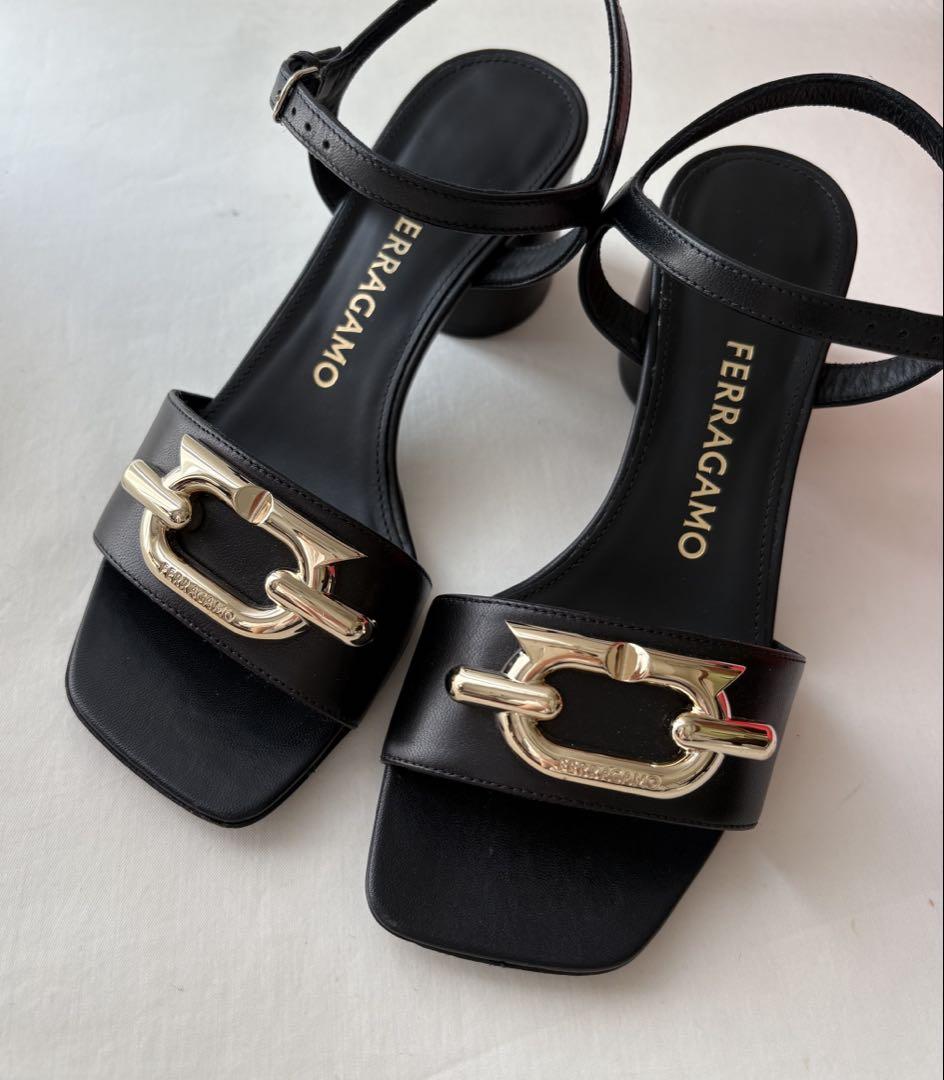 SALVATORE FERRAGAMO ウァラホウオフントゥサンタル 【関税込】 imgrc0124176360.jpg