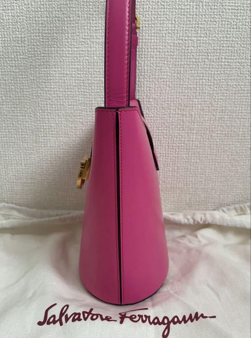 Salvatore Ferragamo ピンク バケツバッグ