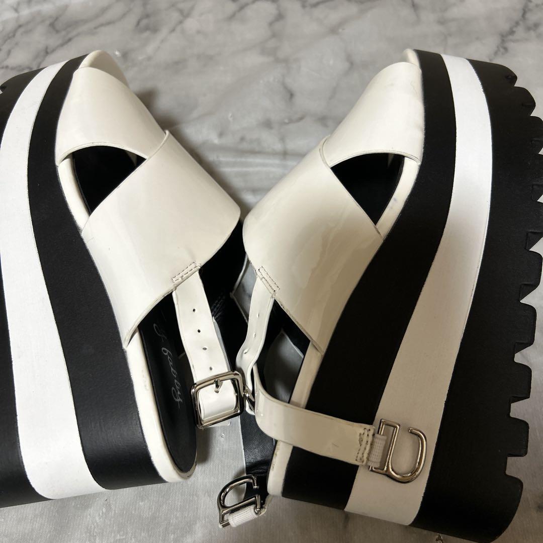 美品ホワイト ブラッククロスストラップ サンダルfa fgbby23cm