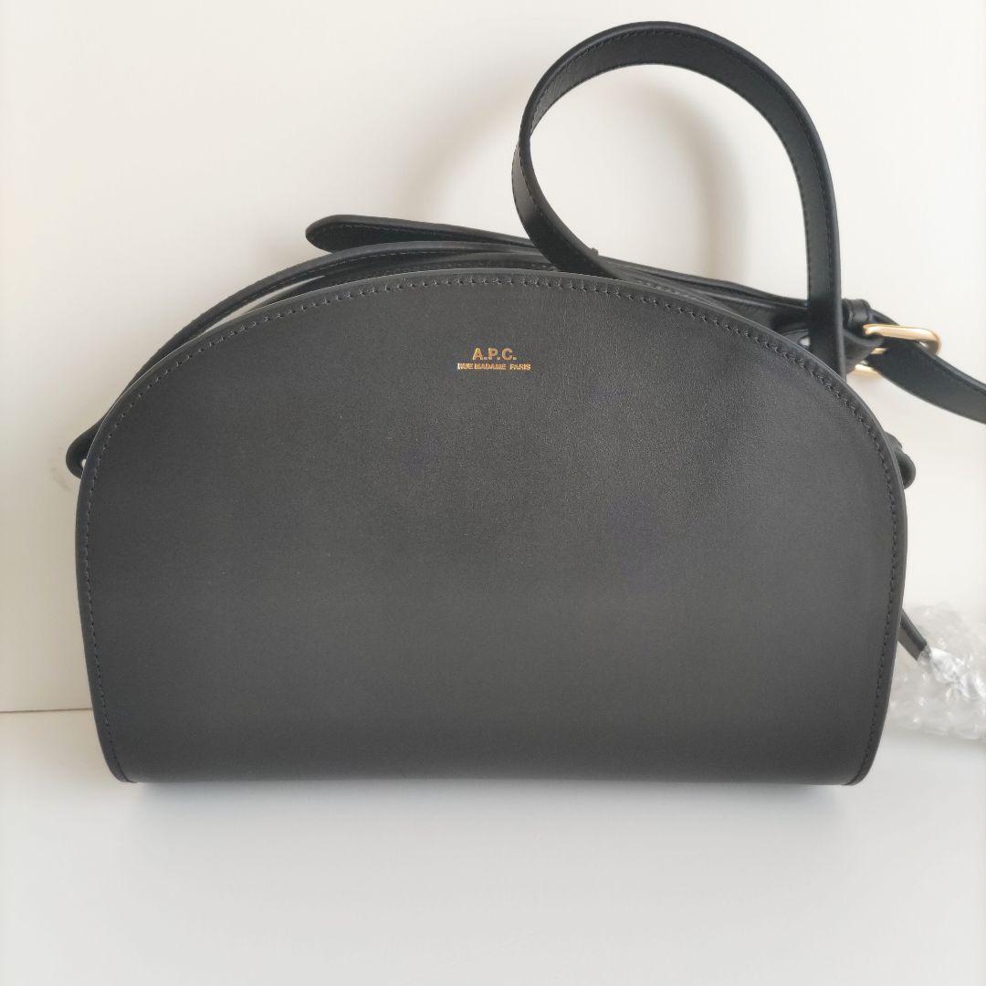 A.P.C アーペーセー ショルダーバック ハーフムーン 黒