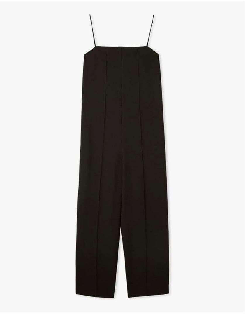 黒のスリーブレスオールインワン