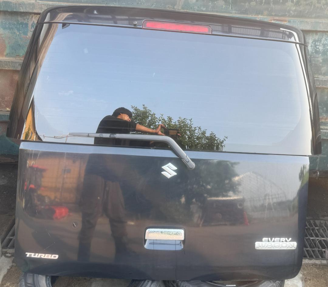 スズキ　エブリィ　DA64W　リアゲート ブルーイッシュブラックパール3