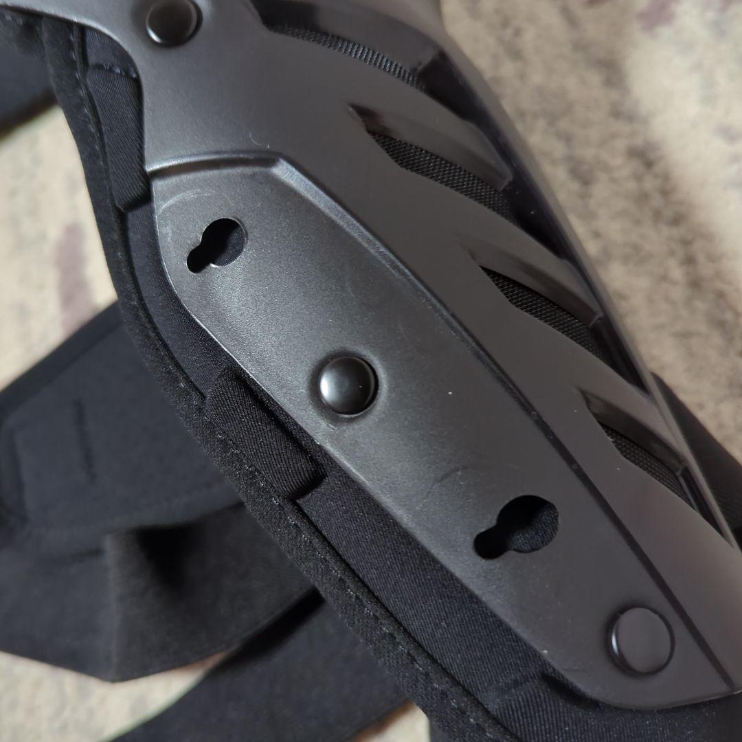 【新品 試着のみ】LEATT 二ー＆シンガード