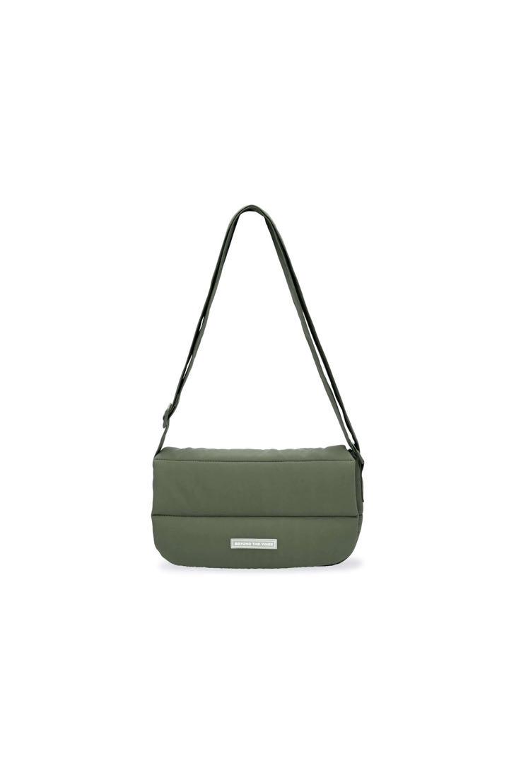 バッグ BEYOND THE VINES Pocket Poofy Bag